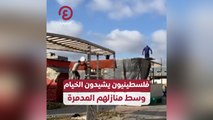 فلسطينيون يشيدون الخيام وسط منازلهم المدمرة