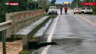 Brezilya'daki sel felaketinde nehrin üzerindeki köprü çöktü