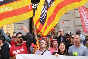 Los trabajadores de Bershka Logística cantan la icónica canción de protesta 'Bella Ciao' ante la tienda de Portal de l'Àngel de Barcelona