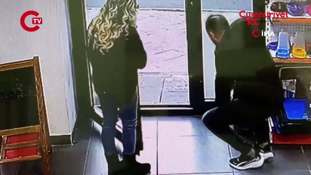 Sokak kedisi, kulağındaki tümörle veteriner hekimin ayağına gitti