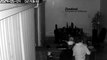 Câmera de monitoramento mostra ladrões realizando arrastão em empresa no Universitário