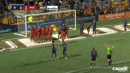 Video, schema su punizione in area perfetto: gol da applausi