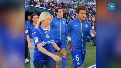 İspanyol Getafe takımının futbolcuları ‘Anneler Günü’ dolayısıyla sahaya anneleriyle çıktı