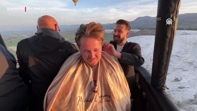 Denizli'de bir berber müşterisini sıcak hava balonunda tıraş etti