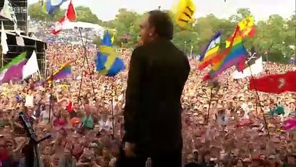 Neil Diamond's Iconic Live Performance of 'Sweet Caroline' at Glastonbury 2008 🎶