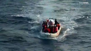 شاهد: إنقاذ 87 مهاجراً من الغرق قبالة سواحل ليبيا ونقلهم إلى إيطاليا