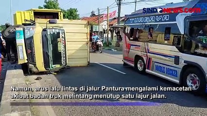 Truk Bermuatan Air Minuman Kemasan Terguling di Pantura