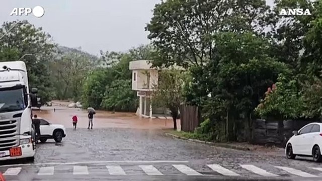 Il maltempo colpisce il sud del Brasile, almeno 10 vittime e diversi dispersi