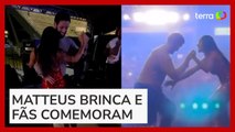 Em palco de Joelma, Matteus se ajoelha e surpreende fãs de Isabelle