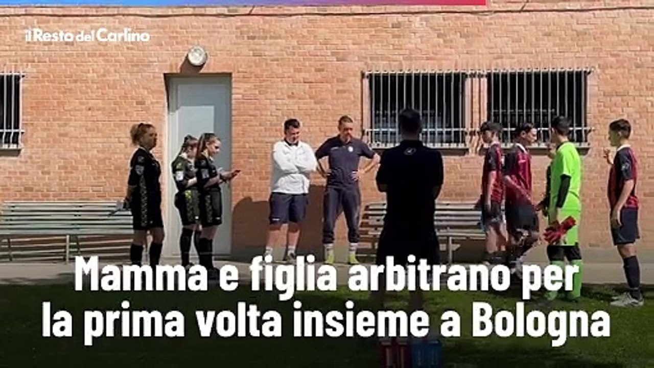 Mamma e figlia arbitrano per la prima volta insieme a Bologna, il video