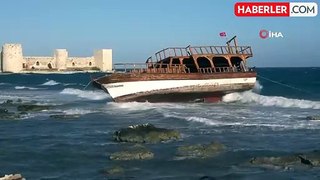 Mersin'de fırtına: Kızkalesi'nde tekne karaya oturdu