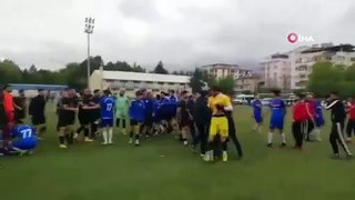 Futbolcular sahada tekme tokat birbirine girdi, maç yarım kaldı