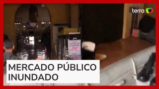 Vídeo mostra Mercado Público completamente alagado em Porto Alegre