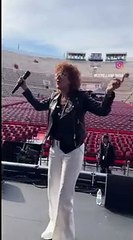 Elodie e Fiorella Mannoia, l'affettuoso abbraccio sul palco dell'Arena di Verona