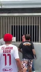 Tải video: VÍDEO: Mãe flagra filha de 8 anos sendo abusada pelo marido e homem é agredido por populares