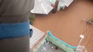 Chuvas no RS: Família é resgata de telhado em Canoas por helicóptero