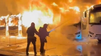 Download Video: Kartepe'de otobüs markasına ait otoparkta çıkan yangın kamerada; 15 araç kül oldu