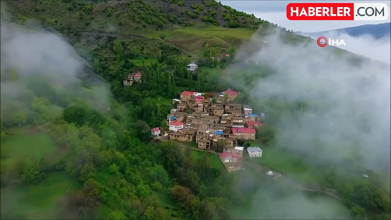 Taş evlerin sis bulutları arasında kartpostallık manzarası