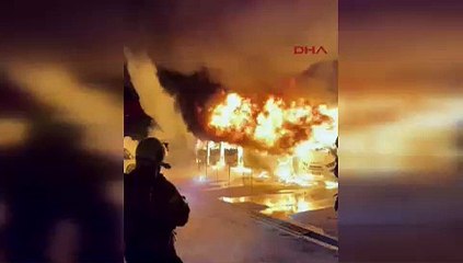 Otoparkta yangın kabusu: Çok sayıda araç küle döndü