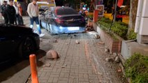 İstanbul'da motosiklete çarpan otomobil akaryakıt istasyonuna girdi