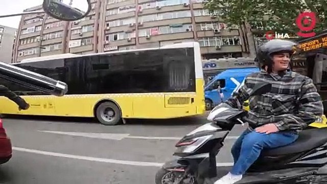 İstanbul'da garip kaza: Motorcuya arkadan çarpan sürücü annesi çıktı başlık