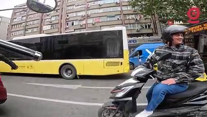 İstanbul'da garip kaza: Motorcuya arkadan çarpan sürücü annesi çıktı başlık