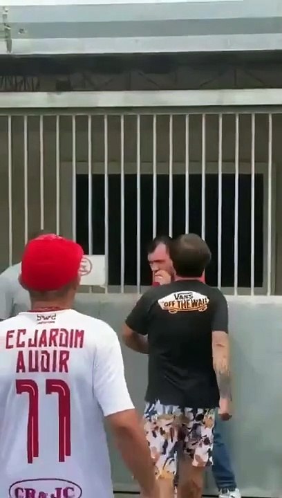 VÍDEO- Mãe flagra filha de 8 anos sendo abusada pelo marido e homem é agredido por populares