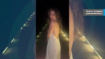 Video: Zonder iets eronder, Liz Hurley laat detail doorschijnen met zwierige jurk tijdens maanlichtwandeling