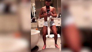 Ricky Martin causa furor posando semidesnudo con un llamativo mensaje: 