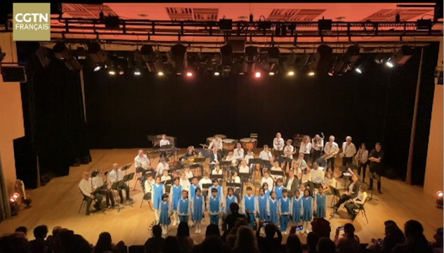 Chantons la Montagne Wuzhishan à la France : une chanson interprétée en direct au Théâtre de Paris par le Chœur d'enfants des ethnies li et miao de la ville de Wuzhishan