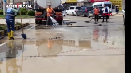 Adres Şırnak: Sel sularında gelin arabasıyla ilerlediler