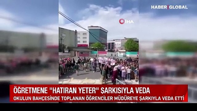Müdüre duygu yüklü veda: Okul bahçesinde toplanıp şarkı söylediler
