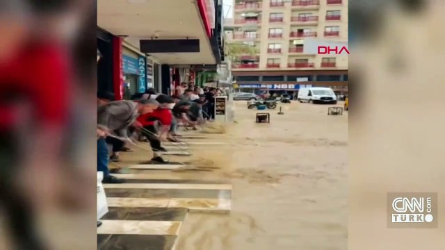 Şırnak'ta sele kapılan 2 kişiyi vatandaşlar kurtardı