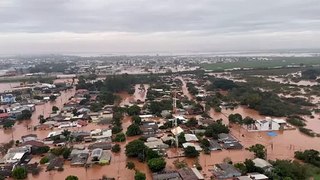 Helicóptero da PRF do Paraná resgata 29 vítimas das enchentes no RS