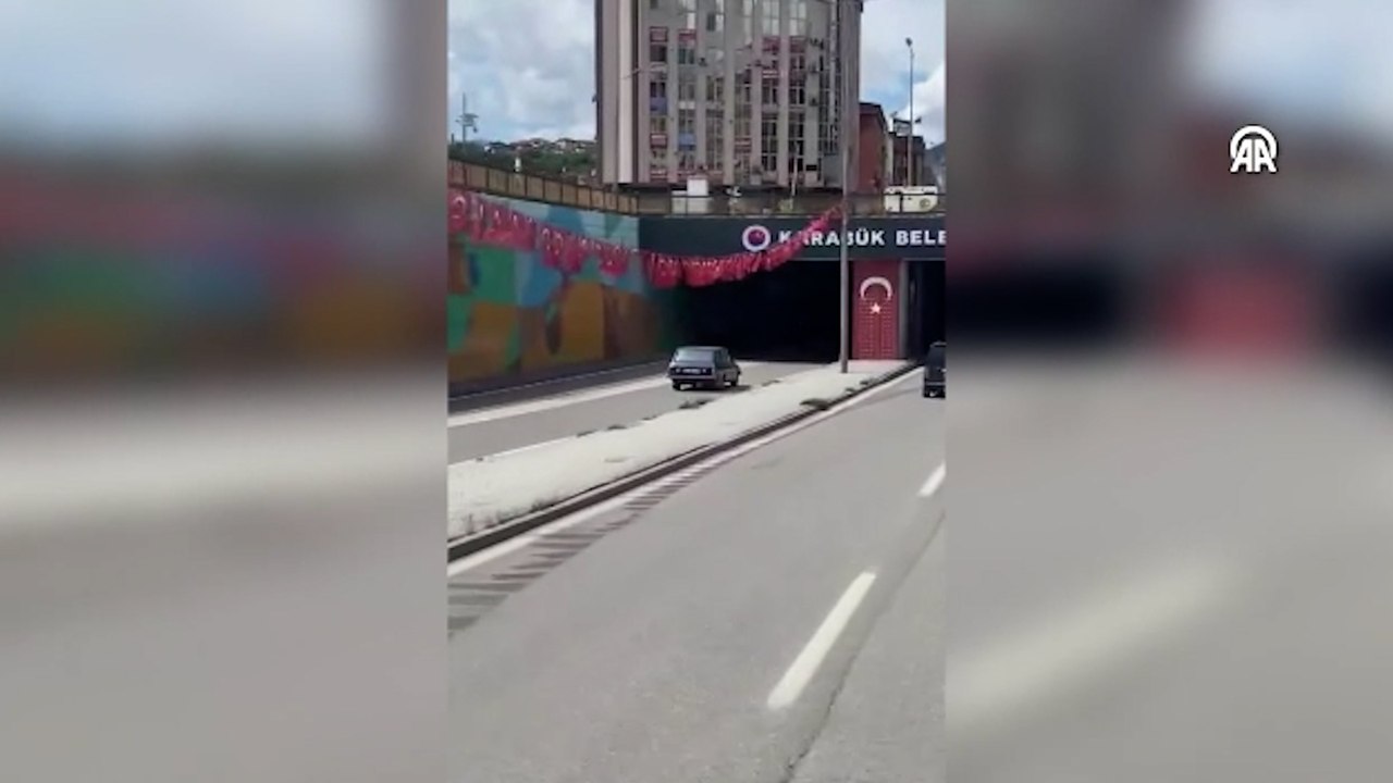 Ters yönde ilerleyen otomobil cep telefonuyla görüntülendi