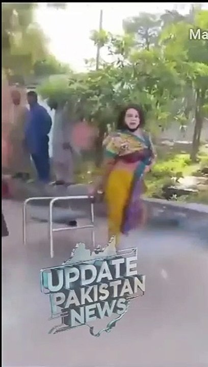 خواجہ سراوں کا چھکا اور گیند بانڈری سے باہر | The eunuchs' six and the ball outside Bandri... After the Bahalingar incident, the eunuchs entered the Khariyan police station and took the police hostage and brought them to the roads.