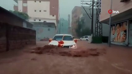 Gelin arabası selin ortasında kaldı