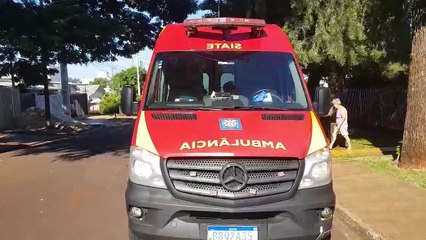 Video herunterladen: Idosa de 84 anos cai em residência e sofre suspeita de fratura em quadril