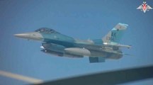 アグレッサー塗装のF-16戦闘機がアラスカでロシアの爆撃機と戦闘機を迎撃