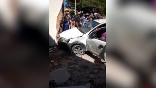 Motorista perde controle e derruba muro de igreja