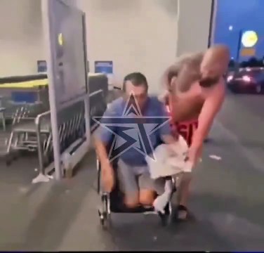 Görenler şoke oldu! Tekerlekli sandalyedeki dilenci bir anda ayaklandı!