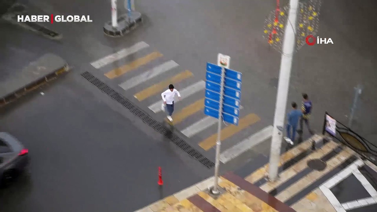 Vatandaş hazırlıksız yakalandı: Şanlıurfa'da beklenmedik sağanak