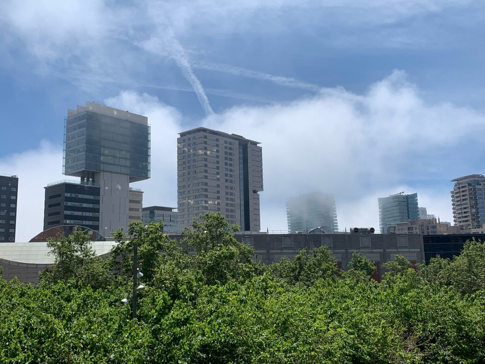 Niebla en la playa de Barcelona