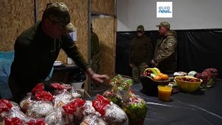 Soldados ucranianos celebran la Pascua en el frente de batalla