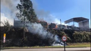 Incêndio atinge empresa de reciclagem às margens de rodovia