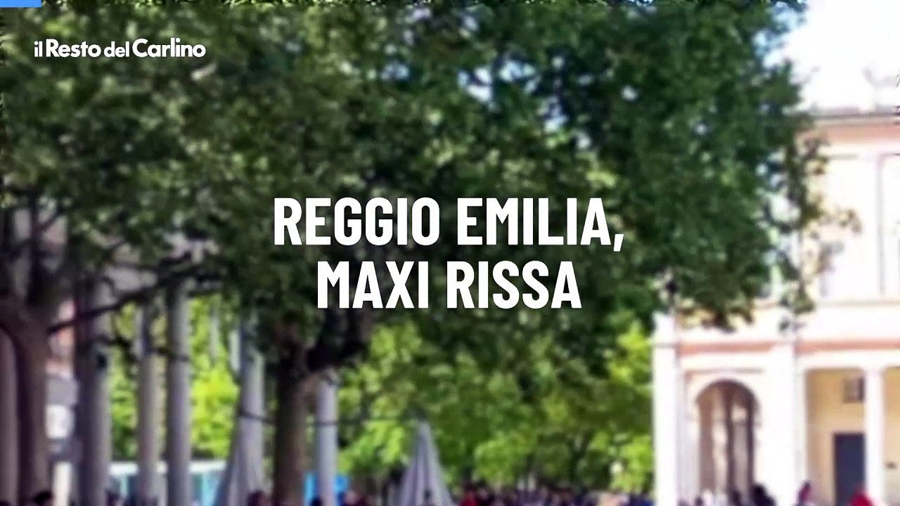 Reggio Emilia, il video della maxi rissa tra lanci di sassi, sedie e bottiglie