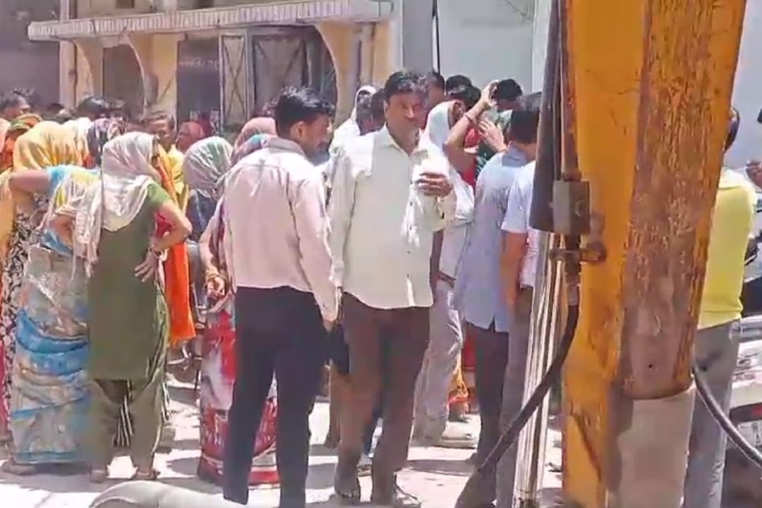 बोरिंग से दूसरे वार्ड में पानी देने के विरोध में उतरे लोग, अधिकारी बैरंग लौटे