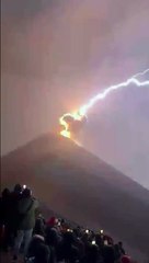La foudre frappe un volcan en eruption au Guatemala