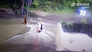 Ce motard a eu beaucoup de chance en traversant cette rivière en crue