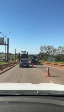 Carreta que pegou fogo na Fernão Dias: parte da pista segue fechada